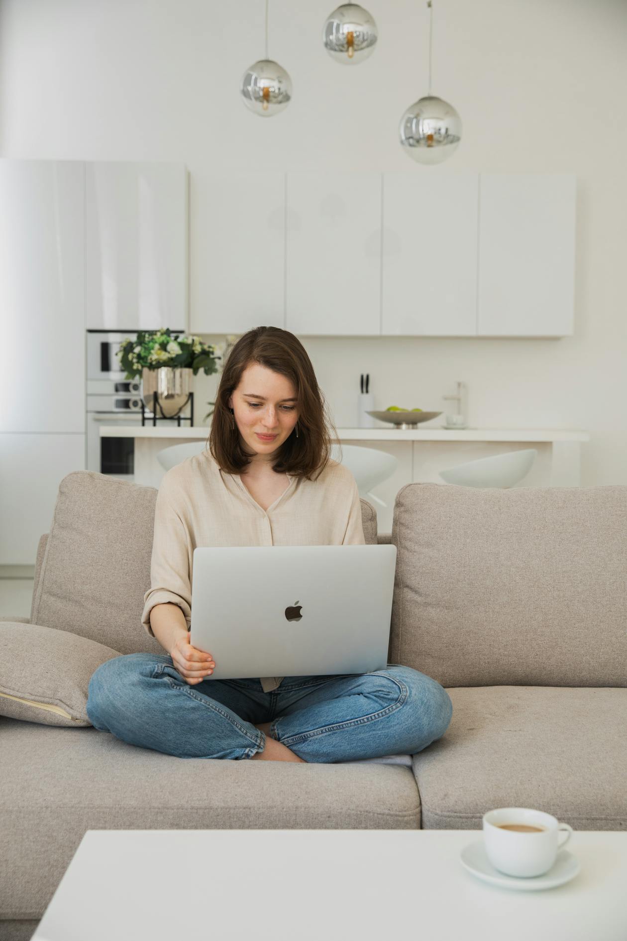 Kvinna med laptop hemma — ändra folkbokföringsadress online