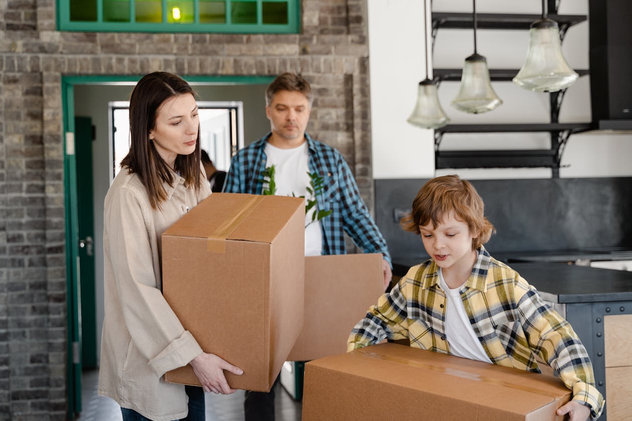 Familj packar och flyttar — flyttfeber