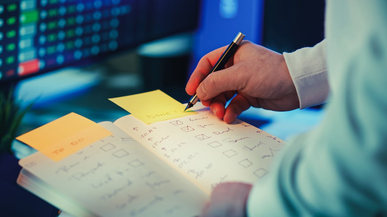 Anteckningsbok med checklista — komplett flyttchecklista